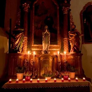 Marienaltar im Kerzenschein