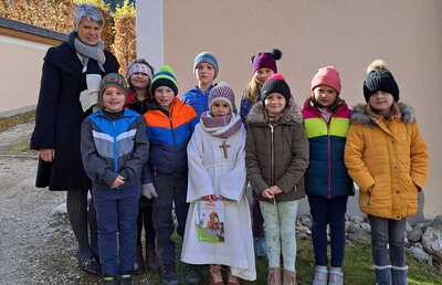 Religionslehrerin Helga Rössler mit den neun Erstkommunionkindern