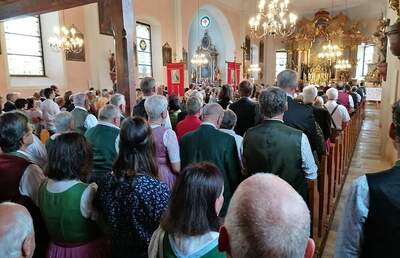 Die bis auf den letzten Winkel ausgefüllte Kirche.