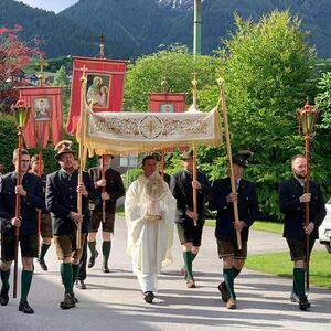 Ankunft der Fahnen und des Himmels